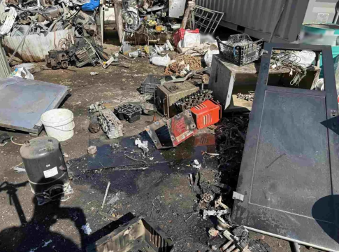 Συνελήφθη ιδιοκτήτης επιχείρησης εμπορίου σιδήρων και μετάλλων για εκτεταμένη ρύπανση στο κέντρο της Αθήνας