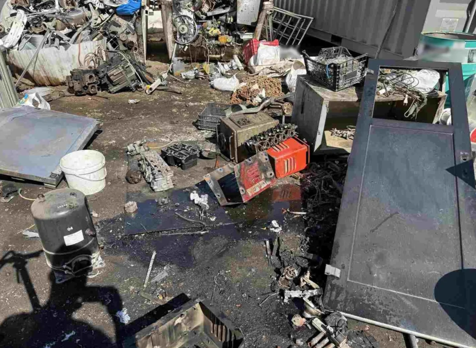 Συνελήφθη ιδιοκτήτης επιχείρησης εμπορίου σιδήρων και μετάλλων για εκτεταμένη ρύπανση στο κέντρο της Αθήνας