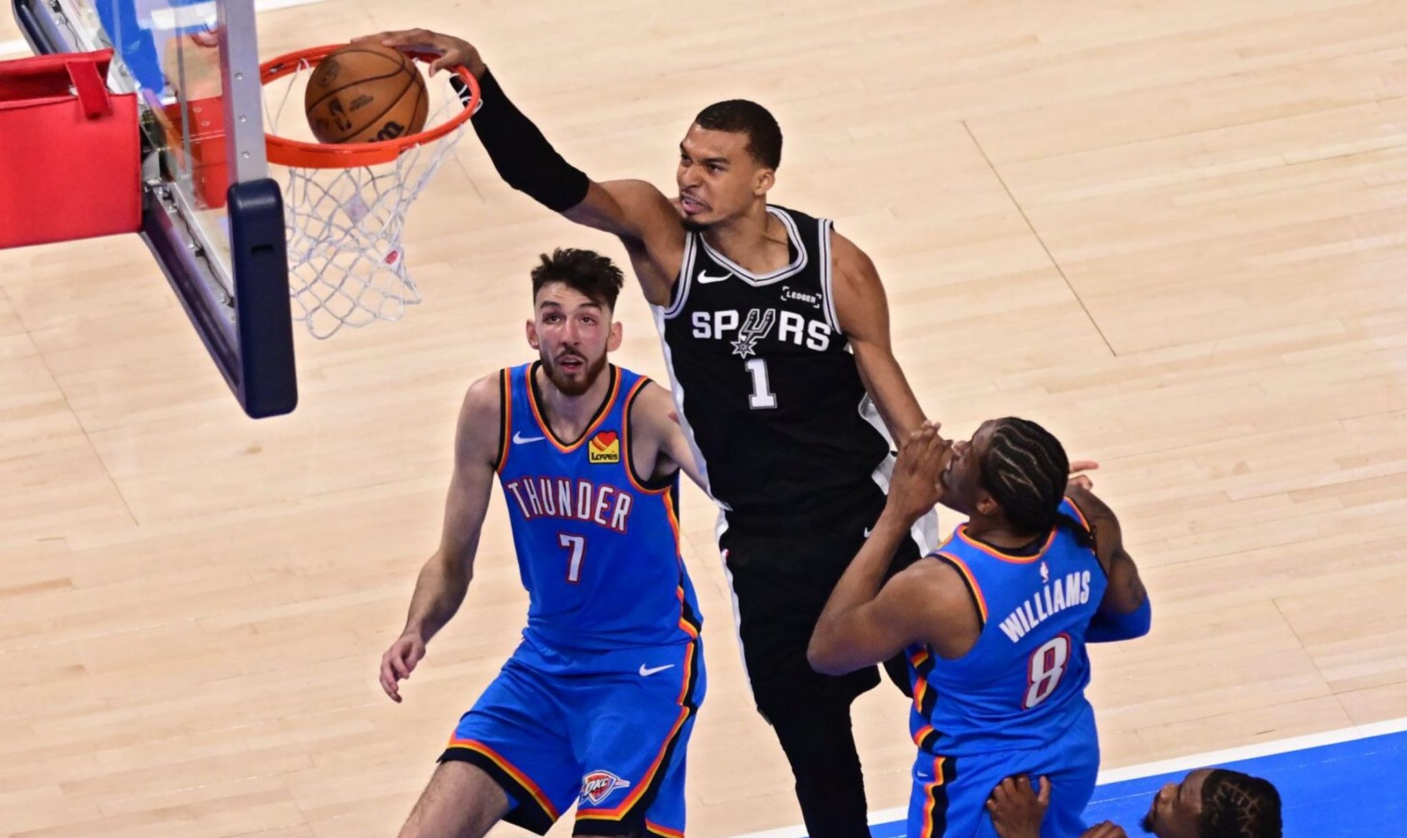 NBA: Μύθος Γουεμπανιάμα και απίθανοι Σπερς έκαναν το break στην Οκλαχόμα σε ένα ιστορικό Game 1 (vids, pics)