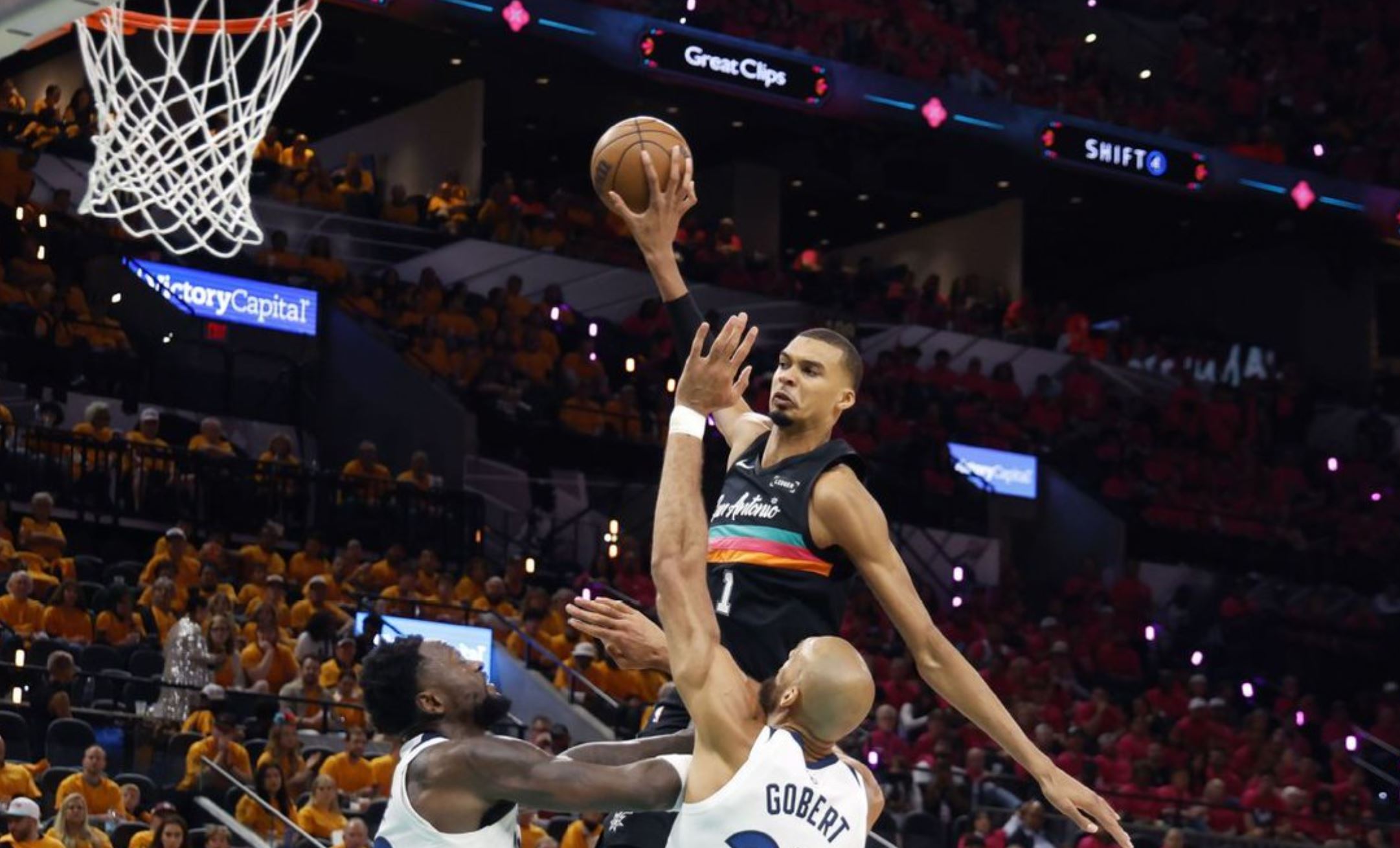 NBA: Έγραψε Ιστορία ο Γουεμπανιάμα αλλά οι Τίμπεργουλβς νίκησαν στο Σαν Αντόνιο (vids)