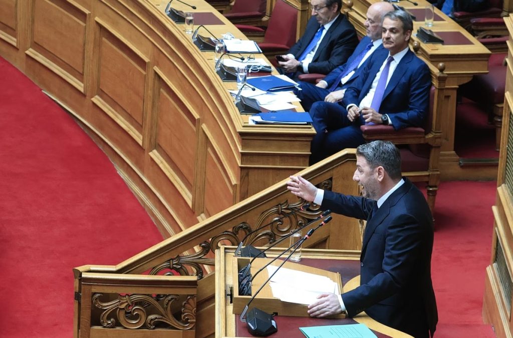Υποκλοπές: Καταθέτει πρόταση δυσπιστίας το ΠΑΣΟΚ; – Τα διλήμματα Ανδρουλάκη και οι διαρροές Μαξίμου
