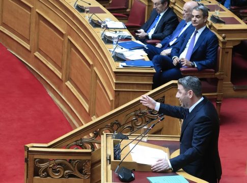 Υποκλοπές: Καταθέτει πρόταση δυσπιστίας το ΠΑΣΟΚ; – Τα διλήμματα Ανδρουλάκη και οι διαρροές Μαξίμου