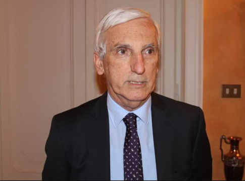Υποκλοπές: Αμήχανος και εκτεθειμένος – Η προβληματική εμφάνιση Δεμίρη στη Βουλή