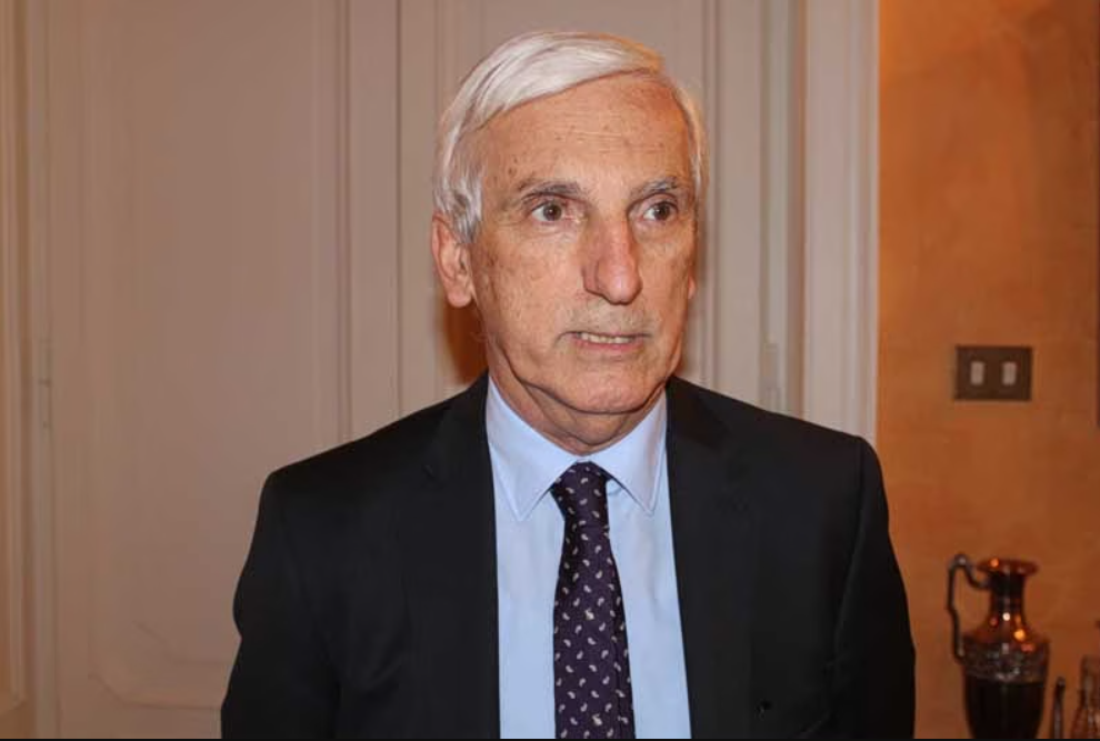 Υποκλοπές: Αμήχανος και εκτεθειμένος – Η προβληματική εμφάνιση Δεμίρη στη Βουλή
