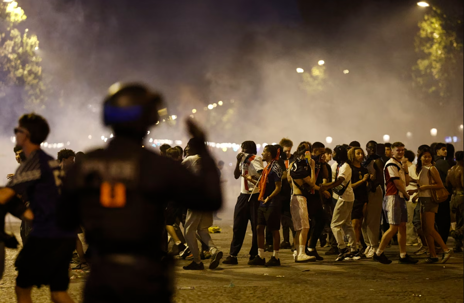 Γαλλία: Ένας νεκρός και 219 τραυματίες στα επεισόδια μετά τον θρίαμβο της Παρί Σεν Ζερμέν στο Champions League