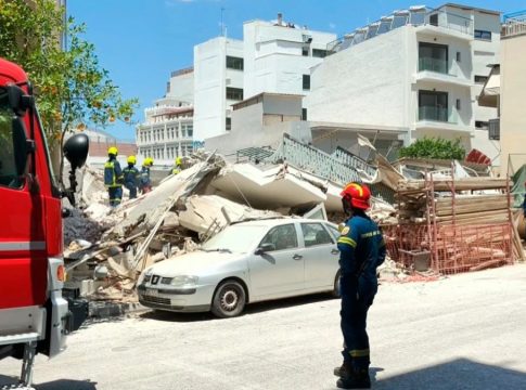 Πώς κατέρρευσε η τετραώροφη πολυκατοικία στα Πετράλωνα (pics,vid)