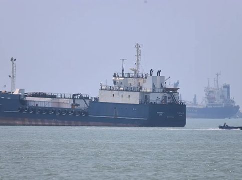 Το Ιράν κλείνει ξανά τα Στενά του Ορμούζ – «ΗΠΑ και Ισραήλ παραβίασαν την κατάπαυση του πυρός»