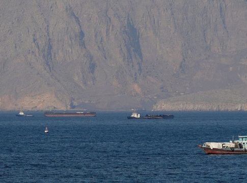 Ο Τραμπ λέει ότι έχουν περάσει πάνω από 100 εκατ. βαρέλια πετρελαίου από τα Στενά του Ορμούζ χάρη στις ΗΠΑ
