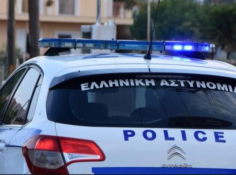 Παλαιό Φάληρο: Έκλεψε αυτοκίνητο, «καρφώθηκε» σε παρκαρισμένα οχήματα και συνελήφθη