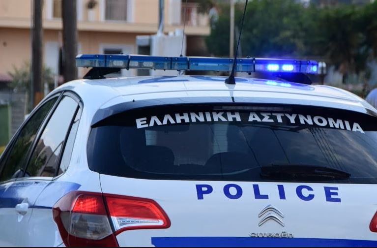 Παλαιό Φάληρο: Έκλεψε αυτοκίνητο, «καρφώθηκε» σε παρκαρισμένα οχήματα και συνελήφθη