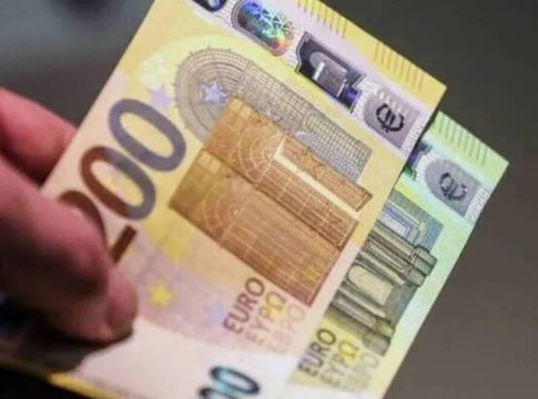 Ποιοι παίρνουν το επίδομα 300 ευρώ – Τα νέα κριτήρια