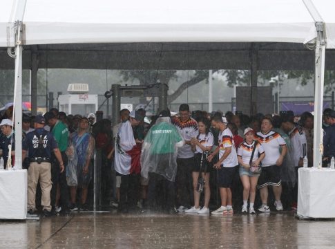 Ισχυρές βροχές και πλημμύρες στο Χιούστον πριν το Γερμανία-Κουρασάο (vid)