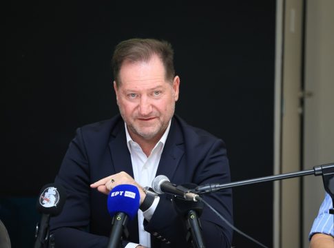 Επεισόδια από οπαδούς της ΑΕΛ Novibet έξω από το σπίτι του Νταβέλη – Ανακοίνωση του προέδρου των «βυσσινί»