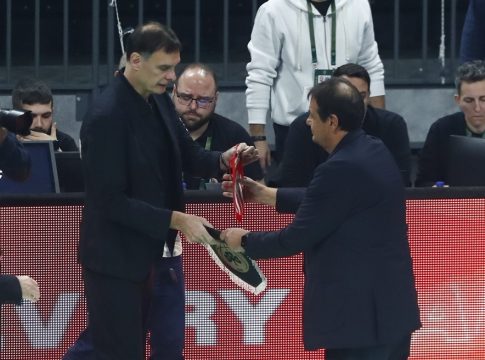 Η αγκαλιά Μπαρτζώκα και Αταμάν πριν το τζάμπολ του αγώνα (vid)