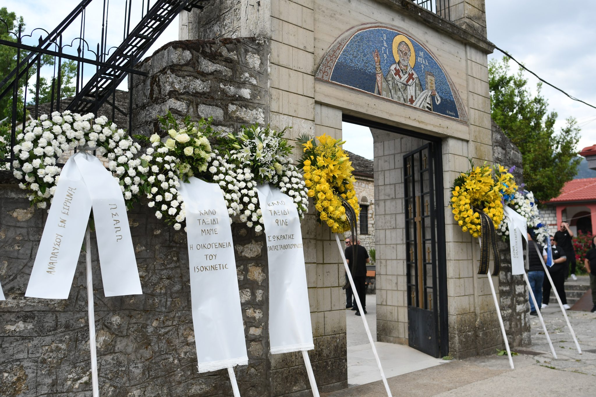 Σε κλίμα οδύνης πραγματοποιήθηκε την Τρίτη (2/6) στα Ιωάννινα η κηδεία του 33χρονου παλαίμαχου ποδοσφαιριστή, Μάριου Οικονόμου.