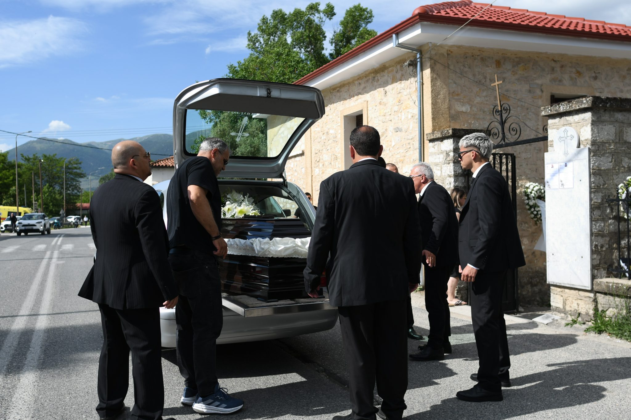 Σε κλίμα οδύνης πραγματοποιήθηκε την Τρίτη (2/6) στα Ιωάννινα η κηδεία του 33χρονου παλαίμαχου ποδοσφαιριστή, Μάριου Οικονόμου.