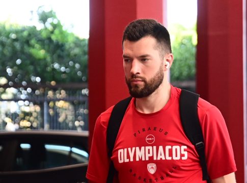 Θερμό χειροκρότημα στον Πίτερς από τον κόσμο του Ολυμπιακού (vid)