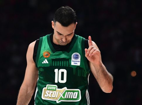 Η… χειρονομία του Σλούκα με την οποία ζήτησε flopping του Βεζένκοφ (vid)