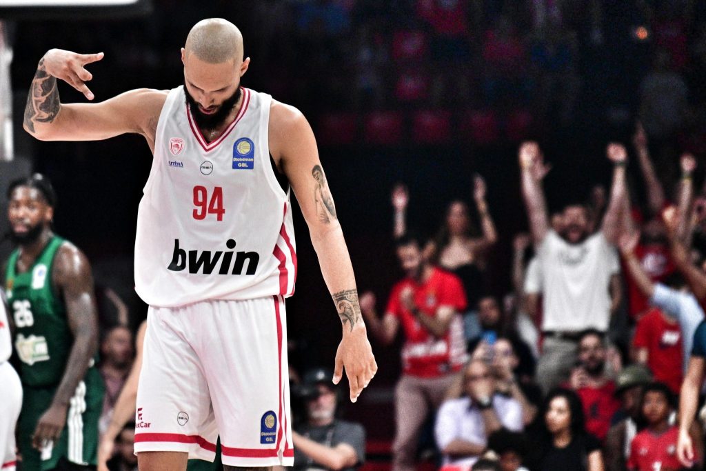 Εβάν Φουρνιέ: Από την «αθόρυβη» regular season στην ερυθρόλευκη εξαλλοσύνη – Δεν μένει τίποτα όρθιο στα κρίσιμα!