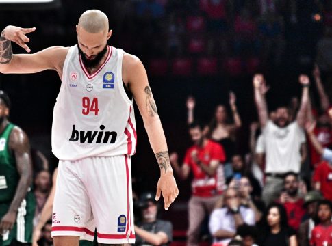 Εβάν Φουρνιέ: Από την «αθόρυβη» regular season στην ερυθρόλευκη εξαλλοσύνη – Δεν μένει τίποτα όρθιο στα κρίσιμα!