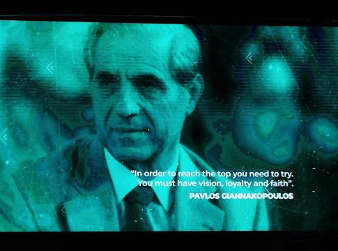Η Δέσποινα Γιαννακοπούλου στο άγαλμα του Παύλου – Η συγκίνηση στο «T-Center» για το αφιέρωμα στον ιστορικό ηγέτη των «πράσινων» (vids)