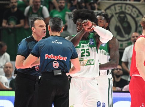 Το βίντεο με τη γυναίκα που τράβηξε το μανίκι του Παπαπέτρου! (vid)