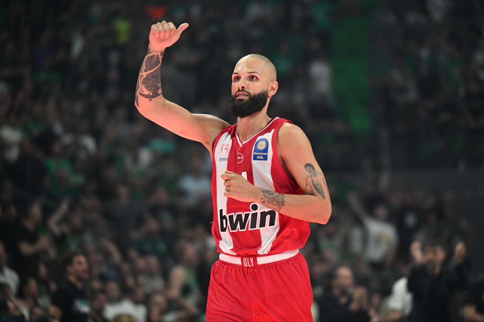 Παναθηναϊκός – Ολυμπιακός: Το τρομερό buzzer beater του Φουρνιέ από μεγάλη απόσταση (vid)