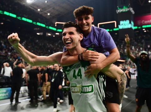 Ο γιος του Γιαννακόπουλου ανέβηκε στην πλάτη του Μήτογλου για να πανηγυρίσει (vid)
