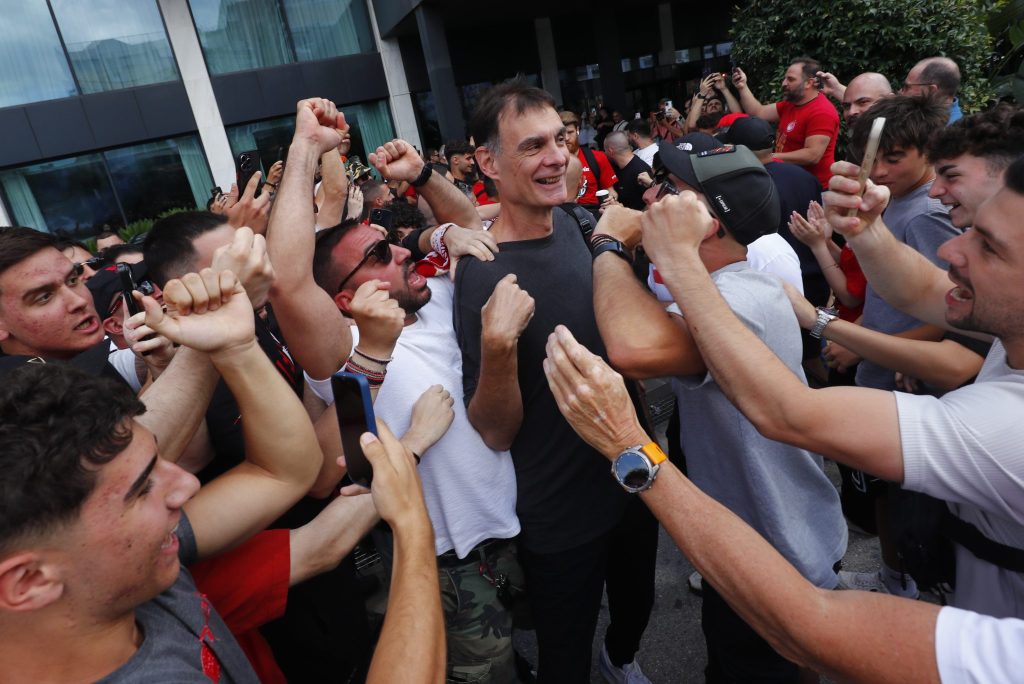 «Τρέλα» για το πρωτάθλημα: Πλήθος οπαδών του Ολυμπιακού έξω από το ξενοδοχείο