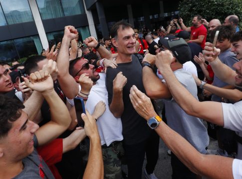 «Τρέλα» για το πρωτάθλημα: Πλήθος οπαδών του Ολυμπιακού έξω από το ξενοδοχείο