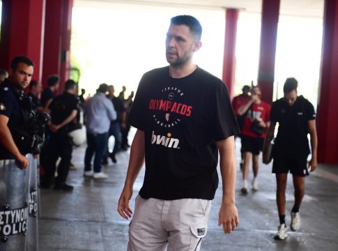 Η άφιξη του Ολυμπιακού και του Παναθηναϊκού στο ΣΕΦ για το Game 5 (vids)