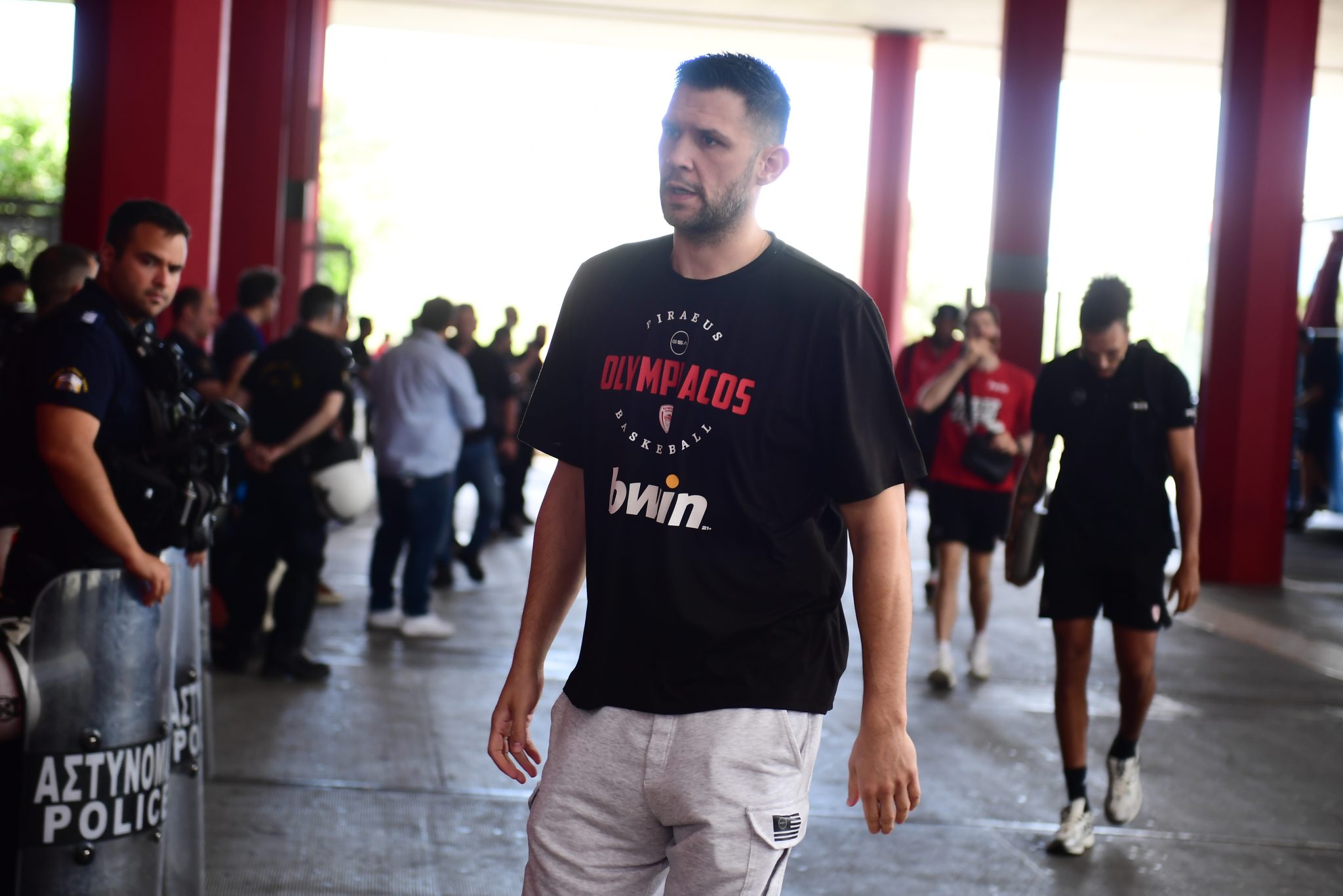 Η άφιξη του Ολυμπιακού και του Παναθηναϊκού στο ΣΕΦ για το Game 5 (vids)