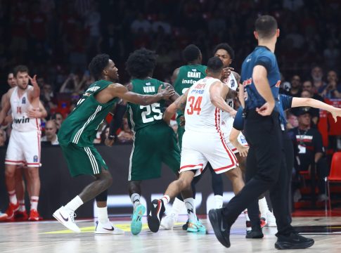 Ναν και Τζόουνς ήρθαν κεφάλι με κεφάλι και τα πράγματα… ξέφυγαν – Αποβλήθηκαν αμφότεροι (vid)