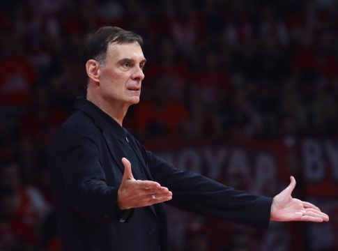 Το απίθανο στιγμιότυπο με Μπαρτζώκα και Πίτερς να μιλούν αγκαλιά μετά το τέλος του ματς (vid)