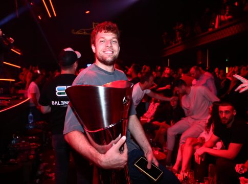 H ατάκα της χρονιάς στα μπουζούκια από τον Βεζένκοφ: «Κόουτς, ερχόμουν κρυφά όλη τη χρονιά, τώρα μπορώ να ανέβω στη σκηνή»