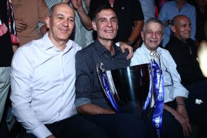 Επικός Μπαρτζώκας τραγουδά «Περαία μου, Περαία μου» (vid)