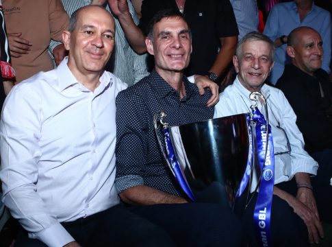 Επικός Μπαρτζώκας τραγουδά «Περαία μου, Περαία μου» (vid)