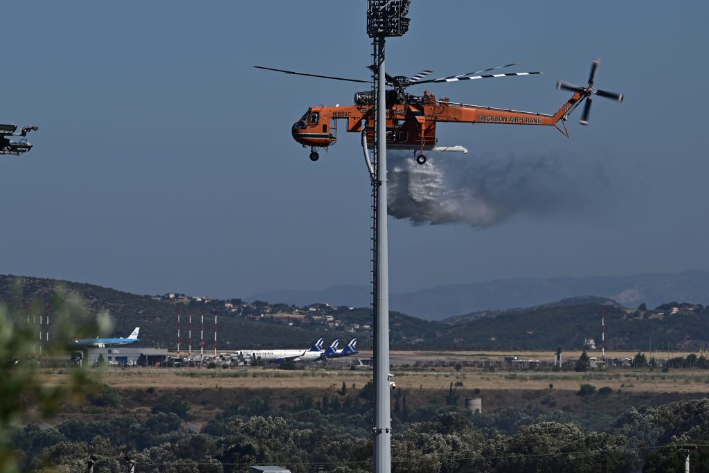 Σε ύφεση η φωτιά στα Σπάτα – Δεν κινδύνεψε το προπονητικό κέντρο της ΑΕΚ