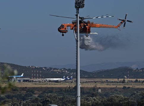 Σε ύφεση η φωτιά στα Σπάτα – Δεν κινδύνεψε το προπονητικό κέντρο της ΑΕΚ