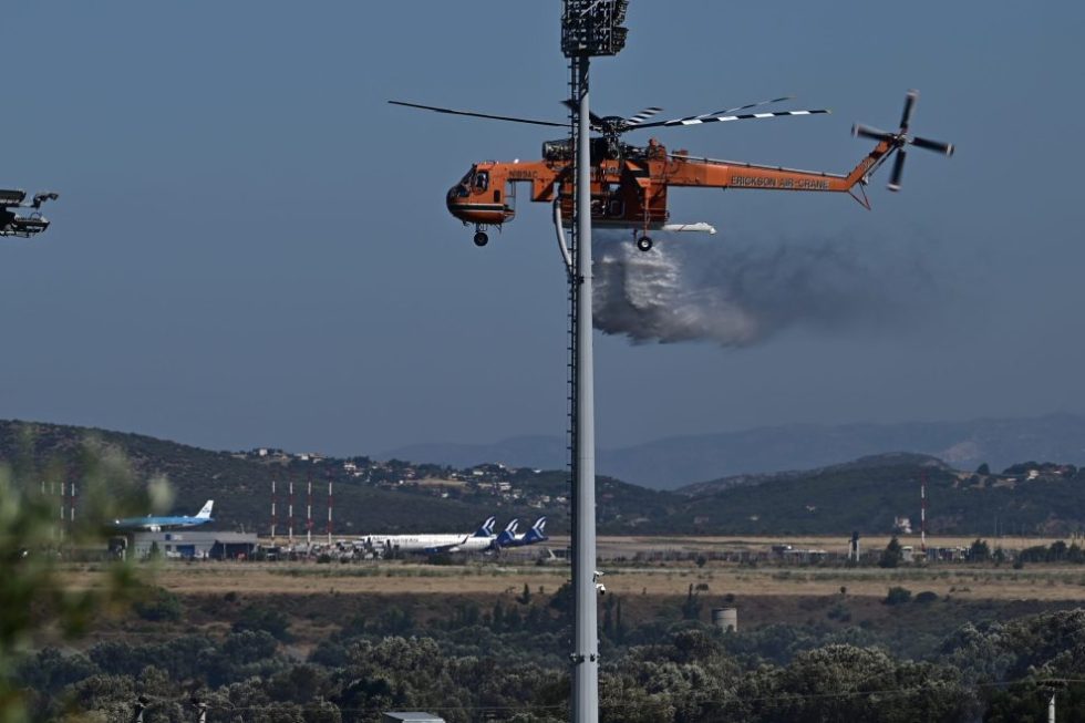 Σε ύφεση η φωτιά στα Σπάτα – Δεν κινδύνεψε το προπονητικό κέντρο της ΑΕΚ