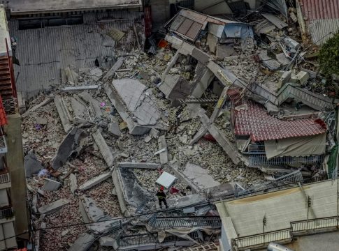 Κατάρρευση πολυκατοικίας στα Πετράλωνα – Το κτίριο παρουσίαζε κλίση εδώ και δυο μήνες