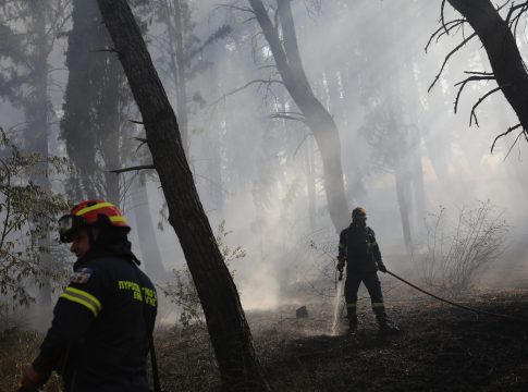 Βρέθηκε σορός στη φωτιά στο Δερβένι Θεσσαλονίκης – «Βροχή» τα 112 και εκκένωση οικισμού
