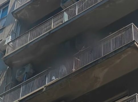Φωτιά σε ξενοδοχείο στην Ομόνοια – Διασωληνωμένος σε σοβαρή κατάσταση 40χρονος (vids)