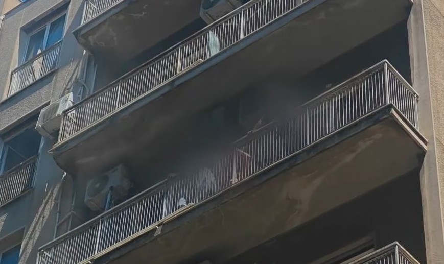 Φωτιά σε ξενοδοχείο στην Ομόνοια – Διασωληνωμένος σε σοβαρή κατάσταση 40χρονος (vids)