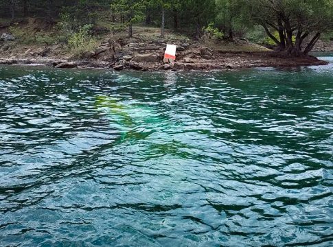 Υποβρύχια πλάνα από το πυροσβεστικό ελικόπτερο που έπεσε στον Αώο (vid)