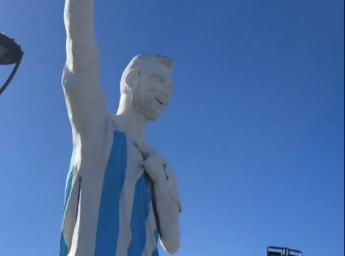 Τεράστιο άγαλμα προς τιμήν του Μέσι αποκαλύφθηκε στην Αργεντινή (vid)