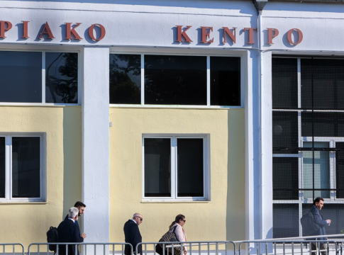 Δίκη για τα Τέμπη: «Το δικαστήριο δεν επηρεάζεται από μια δήλωση πρωθυπουργού ή υπουργού», απάντησε η πρόεδρος σε συγγενή θύματος