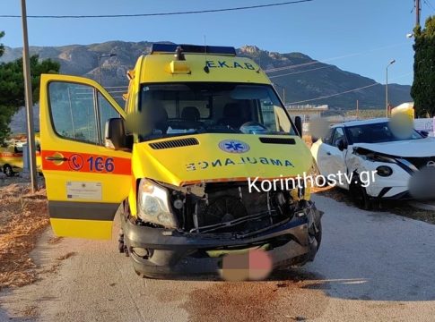 Τροχαίο στο Λουτράκι με δύο τραυματίες – Σύγκρουση ΙΧ με ασθενοφόρο του ΕΚΑΒ