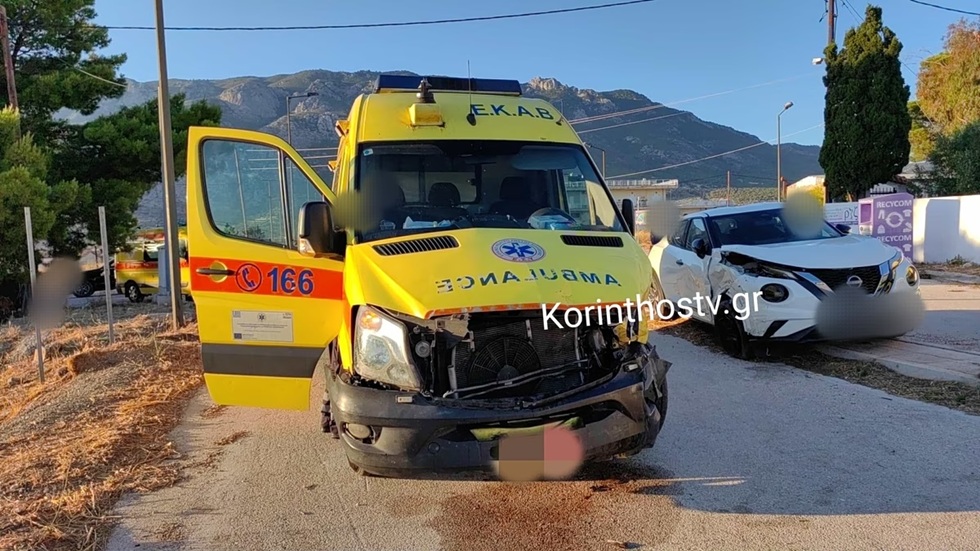 Τροχαίο στο Λουτράκι με δύο τραυματίες – Σύγκρουση ΙΧ με ασθενοφόρο του ΕΚΑΒ