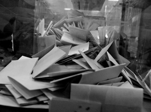 Δημοσκόπηση: Ανατροπή και αλλαγή συσχετισμών – Υποχωρεί η ΝΔ, σταθερά στη δεύτερη θέση η ΕΛΑΣ του Τσίπρα, τέταρτο το ΠΑΣΟΚ